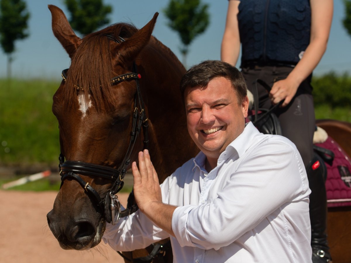 Президент Федерации конного спорта Санкт-Петербурга Андрей Люльченко отмечает юбилей